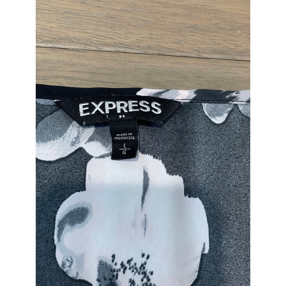 Express Black White Floral V Neck Handkerchief Hem Tunic Top Size L - Picture 2 of 7